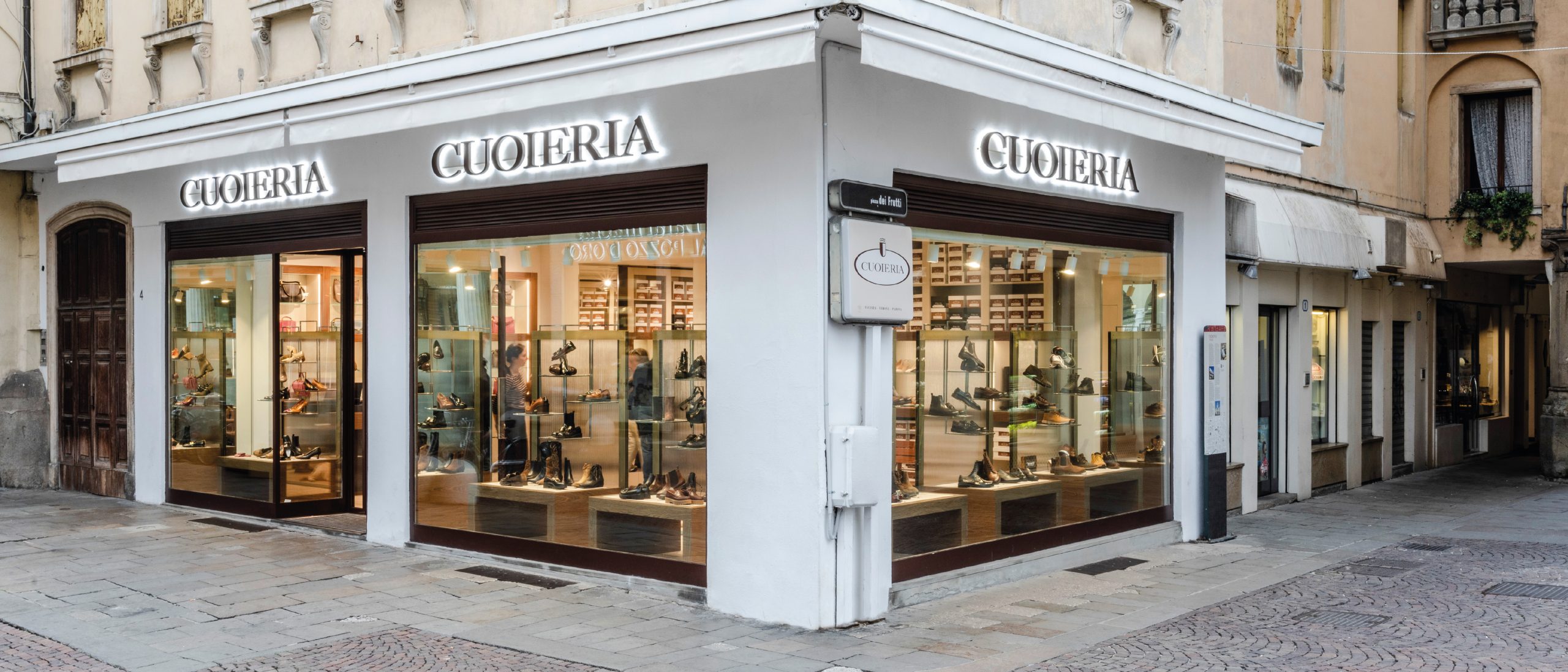 Vetrina Cuoieria calzature uomo e donna